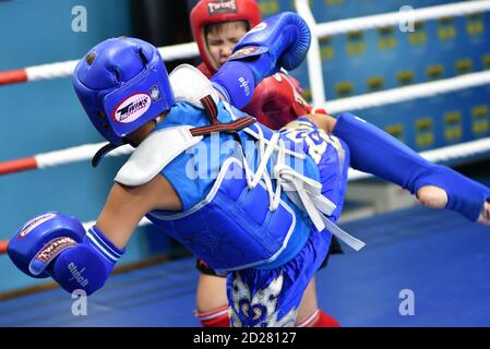 Orenbourg, Russie - 20 octobre 2019 : les garçons se disputent en boxe thaï pour la coupe Orenbourg en boxe thaï Banque D'Images