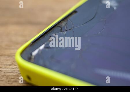 Photo macro d'un téléphone mobile jaune avec un cassé affichage