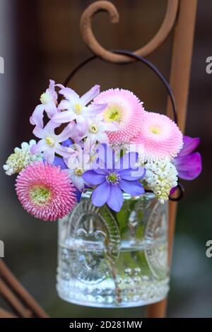 bouquet romantique de fleurs de printemps dans des couleurs pastel Banque D'Images