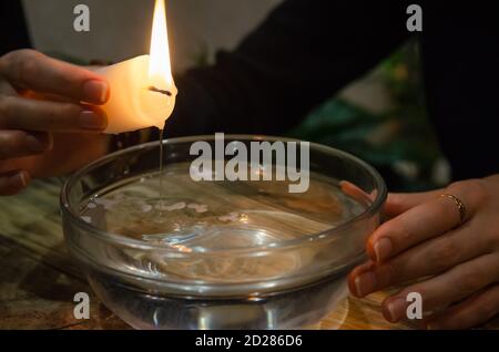 Divination avec une bougie sur l'eau. Concept de magie, divination Banque D'Images