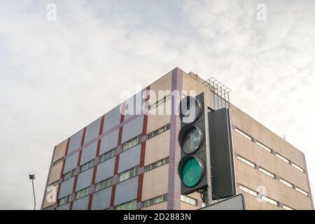 Feu de circulation avec lumière verte allumée (19 secondes) sur le fond du bâtiment et du ciel, photo de bas en haut Banque D'Images