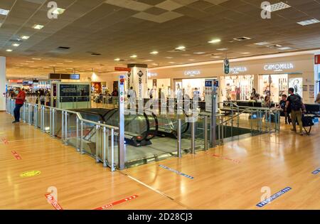 Palerme, Italie - 29 septembre 2020 : intérieur du terminal de départ de l'aéroport Falcone Borsellino de Palerme, Punta Raisi, Sicile Banque D'Images