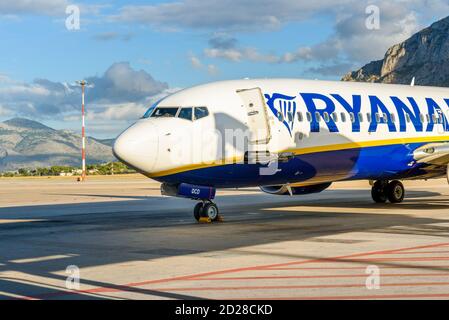 Palerme, Italie - 29 septembre 2020 : Boeing de la compagnie aérienne Ryanair à bas prix dans l'aéroport Falcone Borsellino de Palerme, Punta Raisi, Sicil Banque D'Images