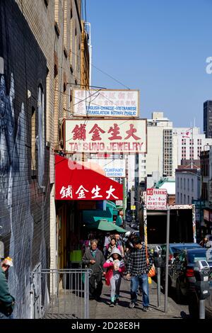 Vue sur Jackson Street dans le quartier chinois de San Francisco ; San Francisco, Californie Banque D'Images