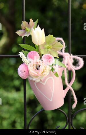 bouquet romantique de fleurs de printemps blanches et roses dans la tasse Banque D'Images