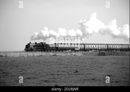 '31806' laissant Blue Anchor avec un train pour Minehead. Banque D'Images