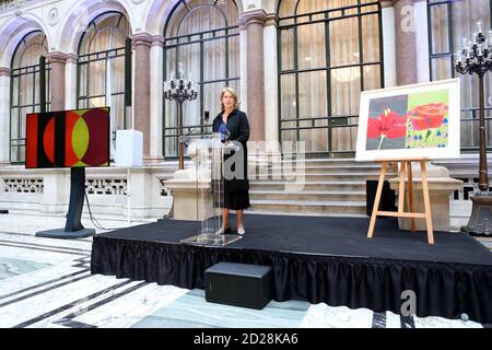 Yinka Shonibare CBE, artiste britannique et nigériane de premier plan, a reçu le Robson Orr Ten Ten Award 2020 de la Government Art Collection. Le nouveau travail a été dévoilé au bureau Foreign , Commonwealth & Development le 6/10/2020 par Caroline Dinenage MP et Penny Johson CBE. Chaque année, un artiste britannique est chargé de créer une impression unique en édition limitée à présenter dans les bâtiments diplomatiques du monde entier. Un petit nombre est disponible à l'achat grâce à une collaboration avec l'organisation d'arts philanthropiques pionnière pour recueillir des fonds pour le fonds d'acquisition GAC . Banque D'Images