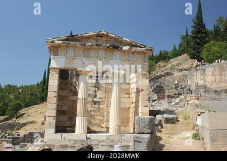 Le Trésor reconstruit d'Athènes, construit pour commémorer leur victoire à la bataille de Marathon, dans le site archéologique de Delphes en Grèce Banque D'Images
