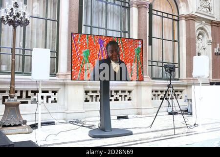 Yinka Shonibare CBE, artiste britannique et nigériane de premier plan, a reçu le Robson Orr Ten Ten Award 2020 de la Government Art Collection. Le nouveau travail a été dévoilé au bureau Foreign , Commonwealth & Development le 6/10/2020 par Caroline Dinenage MP et Penny Johson CBE. Chaque année, un artiste britannique est chargé de créer une impression unique en édition limitée à présenter dans les bâtiments diplomatiques du monde entier. Un petit nombre est disponible à l'achat grâce à une collaboration avec l'organisation d'arts philanthropiques pionnière pour recueillir des fonds pour le fonds d'acquisition GAC . Banque D'Images