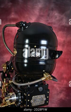Tête de robot steampunk sur fond rouge Banque D'Images