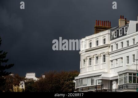 Brighton, le 6 octobre 2020 : des nuages de tempête se rassemblent cet après-midi au-dessus de Sussex Square à Brighton. Crédit : Andrew Hasson/Alamy Live News Banque D'Images