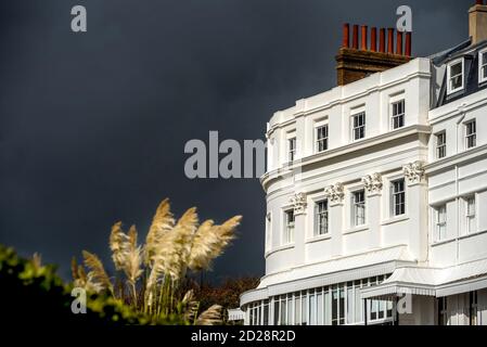 Brighton, le 6 octobre 2020 : des nuages de tempête se rassemblent cet après-midi au-dessus de Sussex Square à Brighton. Crédit : Andrew Hasson/Alamy Live News Banque D'Images