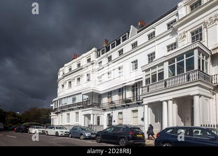 Brighton, le 6 octobre 2020 : des nuages de tempête se rassemblent cet après-midi au-dessus de Sussex Square à Brighton. Crédit : Andrew Hasson/Alamy Live News Banque D'Images