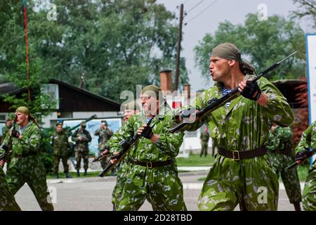 Les soldats russes membres des forces spéciales les Spetsnaz, font la démonstration de combats main à main et de neutralisation d'un ennemi. Banque D'Images