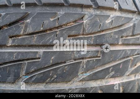 Pneu crevé. Visser le cache-roue. Accident avec pneus crevés. Banque D'Images