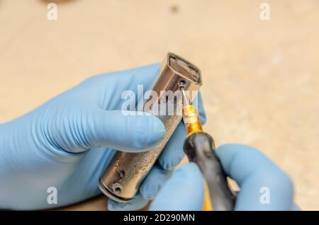 Vape metal stylo cigarette lectronique avec vaping nuage de fume fond  sombre Photo Stock - Alamy