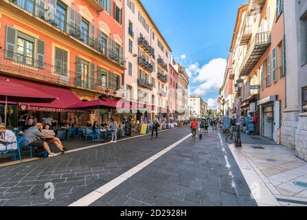 L'une des grandes rues touristiques de boutiques et de cafés près de la vieille ville de Nice, en France, sur la Côte d'Azur. Banque D'Images