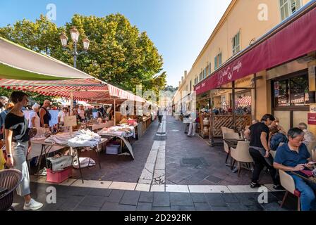 Le marché extérieur couvert et les cafés-terrasses au cours Saleya, dans la vieille ville de Nice, en France, sur la Côte d'Azur. Banque D'Images
