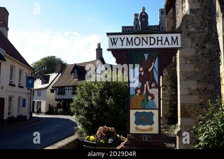 Panneau de ville de Wymondham avec le pub Green Dragon Beyond, Norfolk, Angleterre, Royaume-Uni Banque D'Images