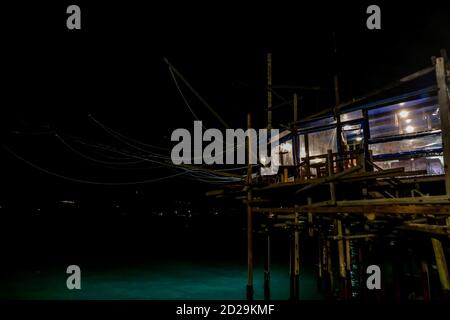 Trabucco, trebuchet, trabocco maisons de pêche traditionnelles dans le sud de l'Italie la nuit Banque D'Images