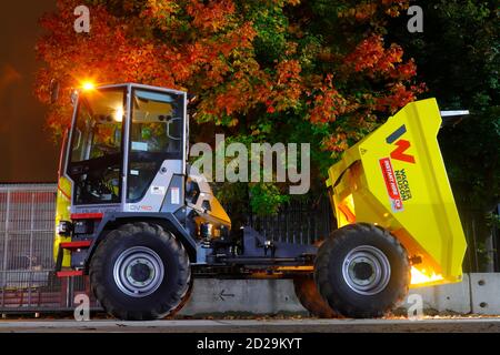 Un camion à benne basculante Wacker Neuson DV90 Dual View de 9 tonnes avec cabine. Banque D'Images