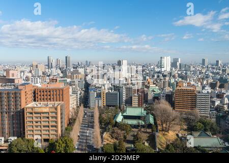 Paysage urbain d'Ochanomizu vers le Hongo à Chiyoda Tokyo. Banque D'Images