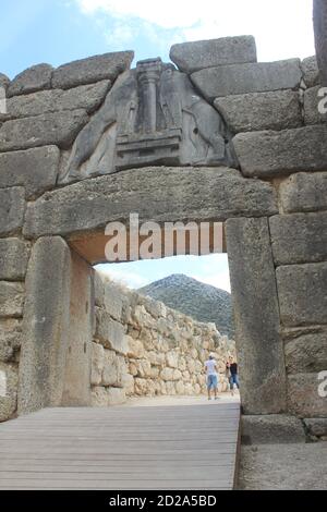 La célèbre porte des lions dans le site archéologique de Mycinae, classé au patrimoine mondial de l'UNESCO, à Péloponnèse, en Grèce Banque D'Images