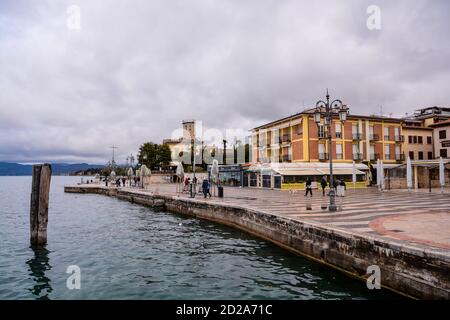 Lazise est une commune médiévale de la province de Vérone, dans la région italienne de Vénétie, située sur la rive est du lac de Garde Banque D'Images