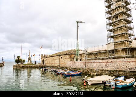 Lazise est une commune médiévale de la province de Vérone, dans la région italienne de Vénétie, située sur la rive est du lac de Garde Banque D'Images