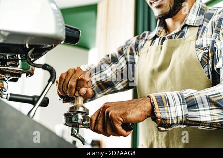 Homme méconnaissable Barista préparant du café sur une machine à café professionnelle Banque D'Images