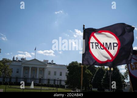 Washington, États-Unis. 06e octobre 2020. Un drapeau négatif du président américain Donald Trump a été envoyé à l'extérieur de la Maison Blanche à Washington, DC, États-Unis, le mardi 6 octobre 2020. Photo de Sarah Silbiger/UPI crédit: UPI/Alay Live News Banque D'Images
