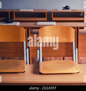 Classe informatique fermée sans élèves dans une école vide Banque D'Images