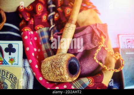 Pipe à fumer et un sac de tabac de la conquête de l'Ouest sauvage en Amérique. Vintage des choses dans le style rétro des premiers colons en Amérique. Banque D'Images