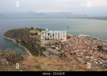 Vue panoramique sur la ville de Naflio depuis la forteresse de Palamidi Banque D'Images