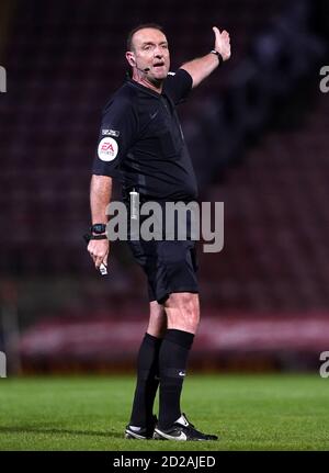 Arbitre de match Carl Boyeson lors du match de Trophée de l'EFL au stade énergétique Utilita, Bradford. Banque D'Images