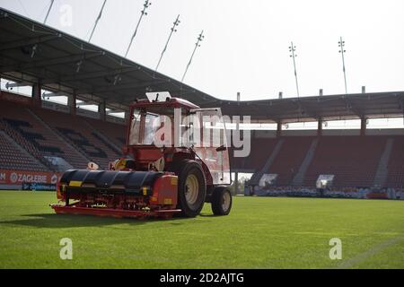 Lubin, 17 octobre 2017 : un homme dans un tracteur avec un semoir à disque semant de l'herbe sur un terrain de football au stade Zaglebie Banque D'Images