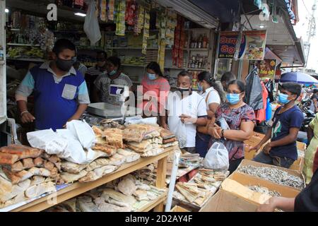 Colombo, Sri Lanka. 6 octobre 2020. Les habitants de la région se précipitent pour acheter des provisions et d'autres produits de première nécessité avant l'imposition d'un couvre-feu dans le district de Gampaha, à la périphérie de Colombo, Sri Lanka, le 6 octobre 2020. Le ministère de la Santé du Sri Lanka a décidé mardi d'interdire tous les rassemblements publics dans le pays de l'île, le nombre de patients COVID-19 ayant franchi la barre des 4,000 après la détection d'un nouveau groupe dans la banlieue de la capitale Colombo. Crédit: Ajith Perera/Xinhua/Alamy Live News Banque D'Images