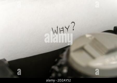 Gros plan du texte imprimé Pourquoi sur une vieille machine à écrire Banque D'Images