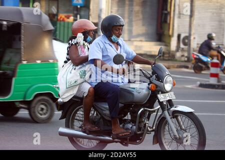 Colombo, Sri Lanka. 6 octobre 2020. Les habitants de la région sont à bord d'un motocycle devant un couvre-feu qui sera imposé dans le district de Gampaha, à la périphérie de Colombo, au Sri Lanka, le 6 octobre 2020. Le ministère de la Santé du Sri Lanka a décidé mardi d'interdire tous les rassemblements publics dans le pays de l'île, le nombre de patients COVID-19 ayant franchi la barre des 4,000 après la détection d'un nouveau groupe dans la banlieue de la capitale Colombo. Crédit: Ajith Perera/Xinhua/Alamy Live News Banque D'Images