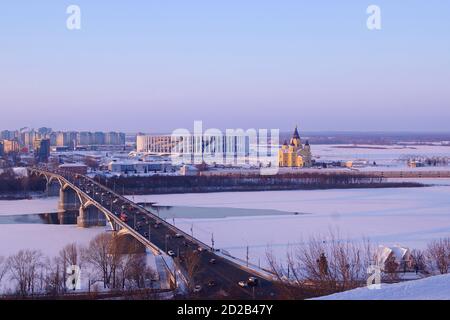 NIJNI NOVGOROD, Russie - 06 janvier 2019. Stade sportif, pont de Kanavinsky et cathédrale Alexandre Nevsky à Nijni Novgorod. Crépuscule hiver. Banque D'Images