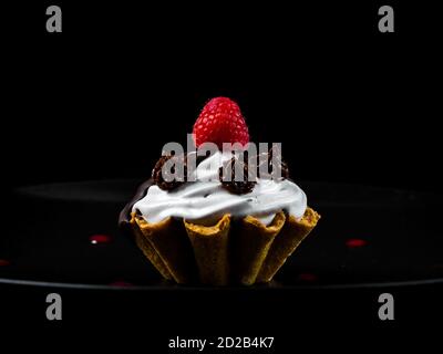 Gâteau délicieux et délicat à la framboise. Cuisine russe. Dessert au restaurant. Nourriture. Isolé sur fond noir. Banque D'Images