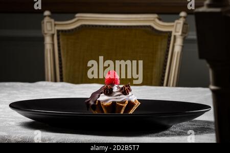 Gâteau délicieux et délicat à la framboise. Cuisine russe. Dessert au restaurant. Nourriture. Isolé sur fond noir. Banque D'Images