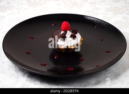 Gâteau délicieux et délicat à la framboise. Cuisine russe. Dessert au restaurant. Nourriture. Isolé sur fond noir. Banque D'Images