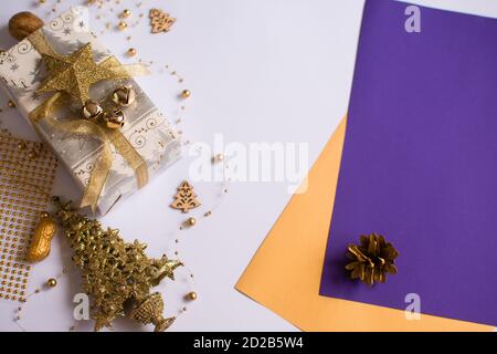 Fond de Noël et du nouvel an pour la carte. Cadeau et décor sur fond blanc. Feuilles de papier vierges. Banque D'Images