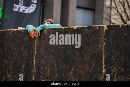 Une jeune femme qui tente de surmonter un obstacle lors de la Spartan Race Banque D'Images