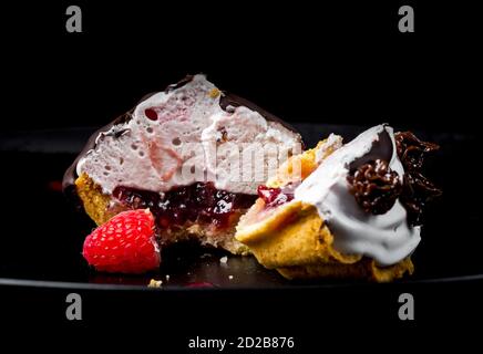 Gâteau délicieux et délicat à la framboise. Cuisine russe. Dessert au restaurant. Nourriture. Isolé sur fond noir. Banque D'Images