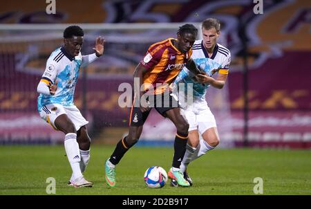 Clayton Donaldson (au centre) de Bradford City et Ryan Bennett (à gauche) de Wolverhampton Wanderers et Owen Otasowie se battent pour le ballon lors du match de Trophée de l'EFL au stade énergétique Utilita, à Bradford. Banque D'Images