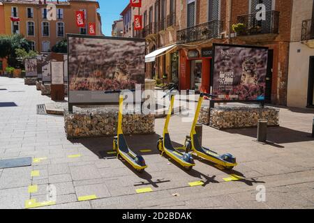 Perpignan - 09/02/2020: Location publique de scooters électriques garés en face d'une exposition extérieure Banque D'Images