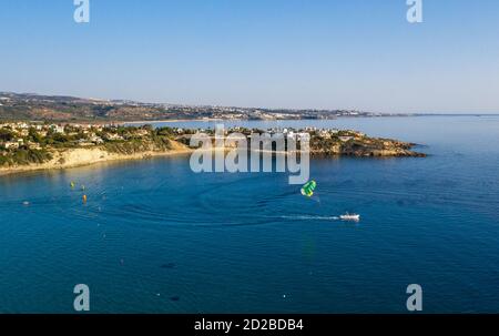 Parapente à Coral Bay, Peyia, Chypre. Banque D'Images