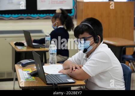 Austin, Texas, États-Unis. 6 octobre 2020. Sous la surveillance attentive des enseignants chevronnés de troisième année avec beaucoup de PPE prêt, l'apprentissage en personne prend encore une fois de suite au cours de la deuxième journée de cours à Campbell Elementary à Austin, au Texas. L'école de l'AISD utilise une combinaison d'apprentissage à distance et en personne à l'âge du coronavirus. Crédit : Bob Daemmrich/ZUMA Wire/Alay Live News Banque D'Images